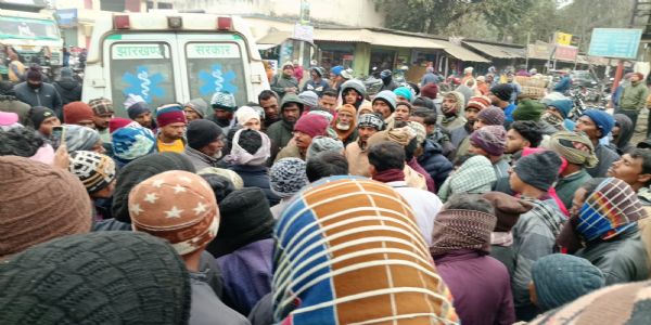 ई-रिक्शा चालक की हत्या के विरोध में परिजनों ने शव को रखकर किया सड़क जाम