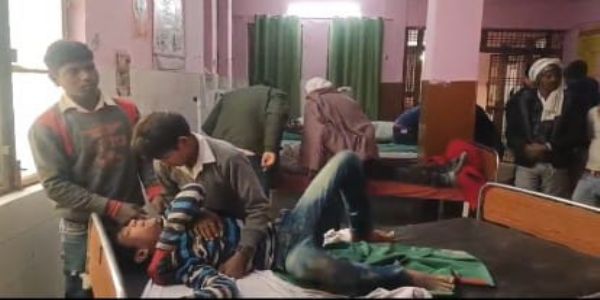 भवन निर्माण के समय एचटी लाइन की चपेट में आने से राजमिस्त्री सहित तीन श्रमिक झुलसे गम्भीर