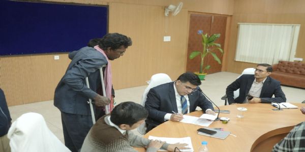 कोरबा : जनदर्शन में कलेक्टर ने सुनी आमजनों की समस्याएं