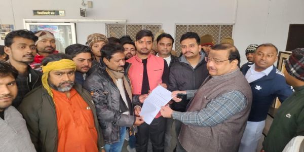 मिशन चौपाटी से दुकानें हटाने के फरमान पर भड़के दुकानदार, कलेक्ट्रेट पर किया प्रदर्शन