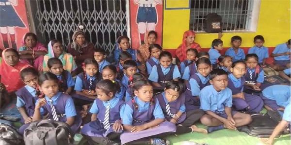 शिक्षकों की कमी को लेकर पालकों ने स्‍कूल में जड़ा ताला, गेट के सामने बैठकर कर रहे प्रदर्शन