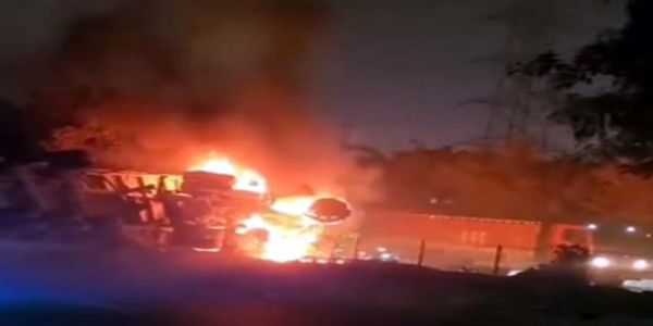 गुरुग्राम: अनियंत्रित हो डिवाइडर से टकराकर पलटा ट्रक, लगी भीषण आग