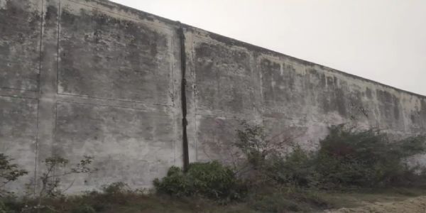 जेल की दीवार फांदकर भागे 2 कैदी, मची अफरातफरी