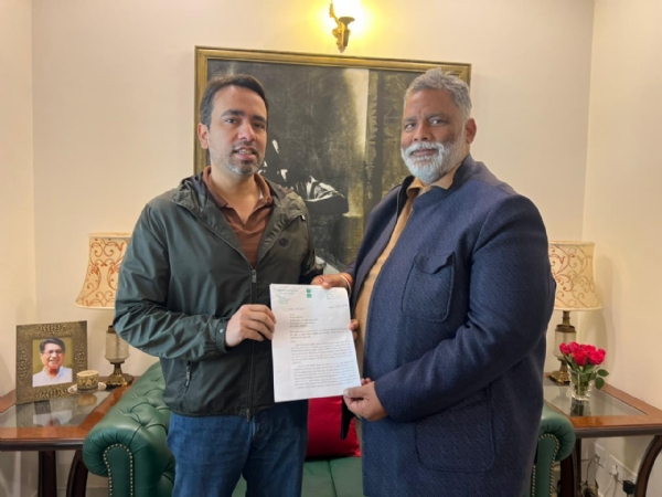 मंत्री से मुलाकात करते पप्पू यादव