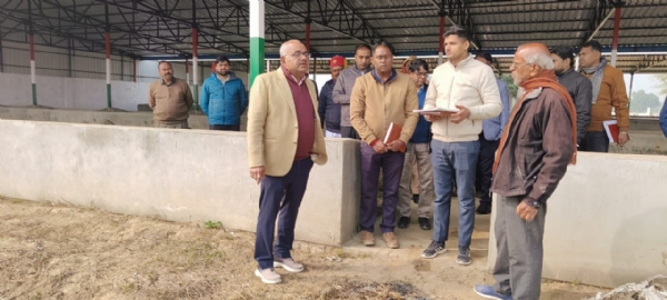 निरीक्षण के दौरान जिलाधिकारी जितेंद्र प्रताप सिंह व अन्य