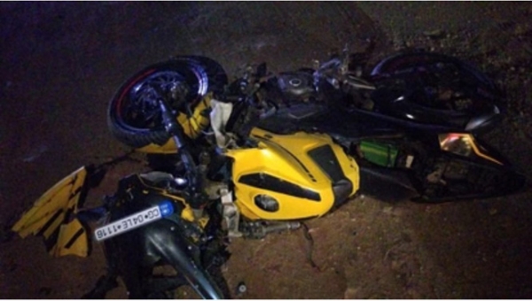 तेज रफ्तार बाइक बस से टकराई तेज रफ्तार बाइक बस से टकराई