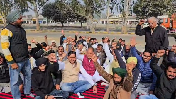 धरने पर बैठे किसान नारेबाजी करते हुए