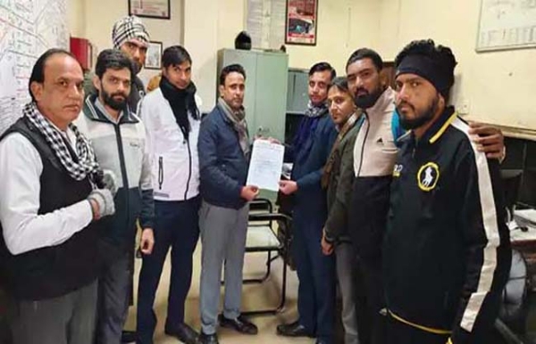 स्टेशन अधीक्षक को मांग पत्र सौंपते हुए। स्टेशन अधीक्षक को मांग पत्र सौंपते हुए।