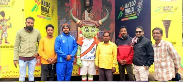 लोगों के साथ खड़े हुए लाेग।