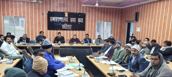 बैठक करते हुए अधिकारी बैठक करते हुए अधिकारी