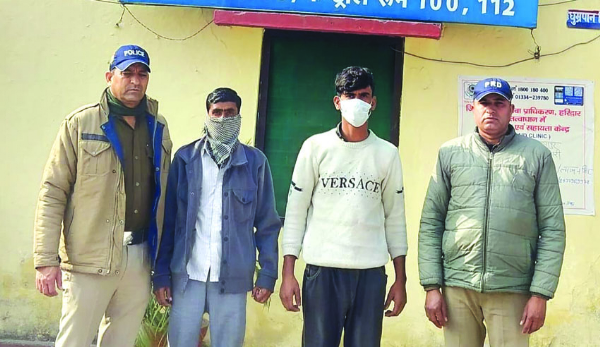 पुलिस गिरफ्त में आरोपित पुलिस गिरफ्त में आरोपित