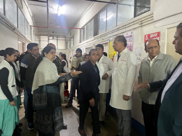 सीएमओ डा. सुमन कोहली वार्ड का निरीक्षण करते हुए।