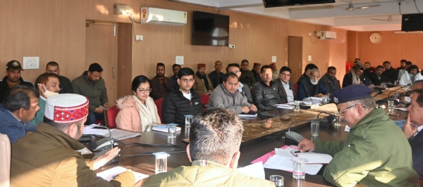 शिवरात्रि मेले की तैयारी बैठक की अध्यक्षता करते हुए उपायुक्त मंडी।