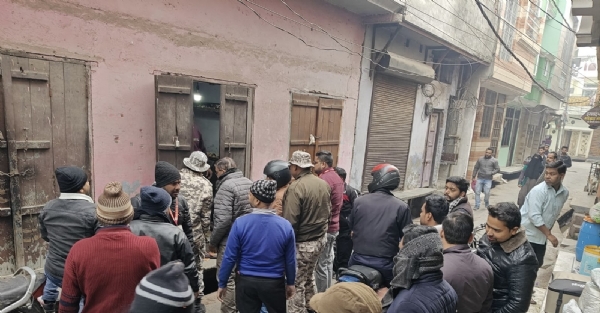 बरेली नगर निगम की टीम बकाया संपत्ति कर की वसूली के तहत संपत्तियों को सील करते हुए।