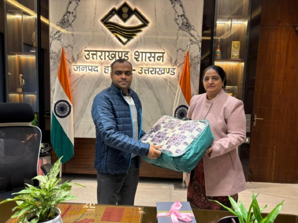 जिलाधिकारी को कंबल सौंपते हुए