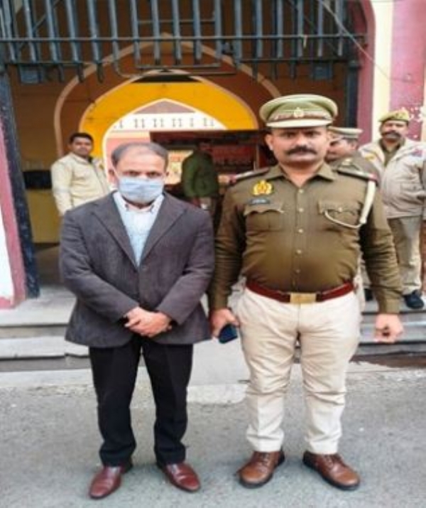 पुलिस की गिरफ्त में सलीमुद्दीन