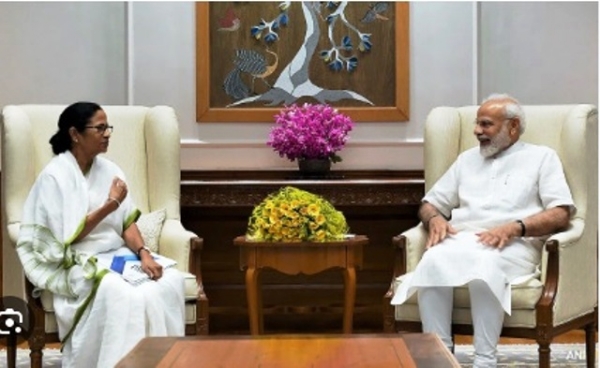 प्रधानमंत्री नरेन्द्र मोदी और पश्चिम बंगाल की मुख्यमंत्री ममता बनर्जी (फाइल फोटो)