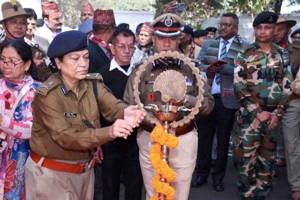 डीजीपी सहित अन्य कार्यक्रम का उद्घाटन करते