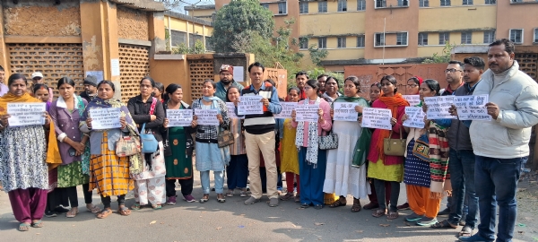 विरोध प्रदर्शन करके अभिभावक