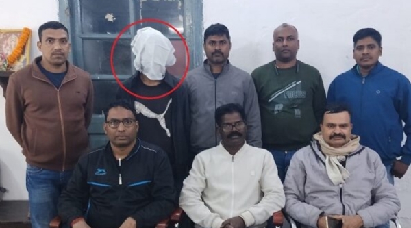 गिरफ्तार आरोपी की जानकारी देते आरपीएफ पदाधिकारी