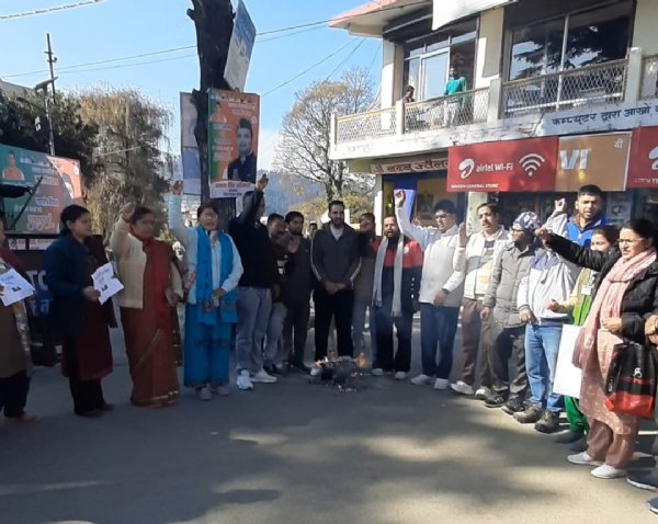 लोहाघाट में कांग्रेस के खिलाफ प्रदर्शन करते नगर भाजपा कार्यकर्ता