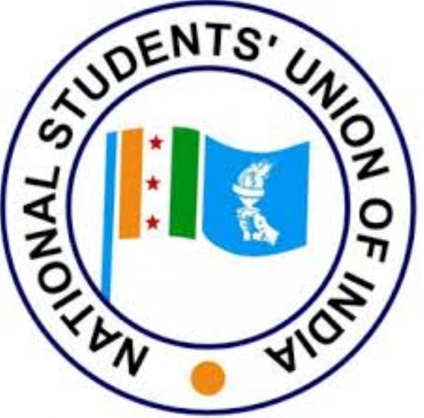 इंदौर में प्रदूषित पानी से हुई मौतों के मुद्दे पर एनएसयूआई का प्रतीकात्मक प्रदर्शन