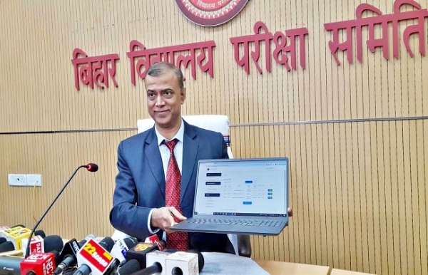 बीएसईबी के अध्यक्ष आनंद किशोर परीक्षाफल जारी करते हुए