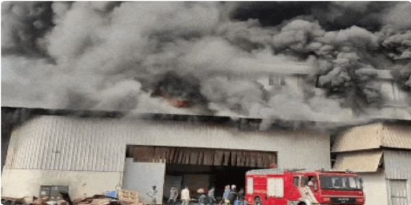 दमन में लगी भीषण आग दमन में लगी भीषण आग