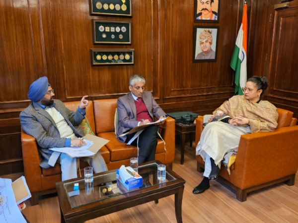 हरियाणा की स्वास्थ्य मंत्री आरती राव अधिकारियाें के साथ प्री बजट बैठक लेते हुए हरियाणा की स्वास्थ्य मंत्री आरती राव अधिकारियाें के साथ प्री बजट बैठक लेते हुए