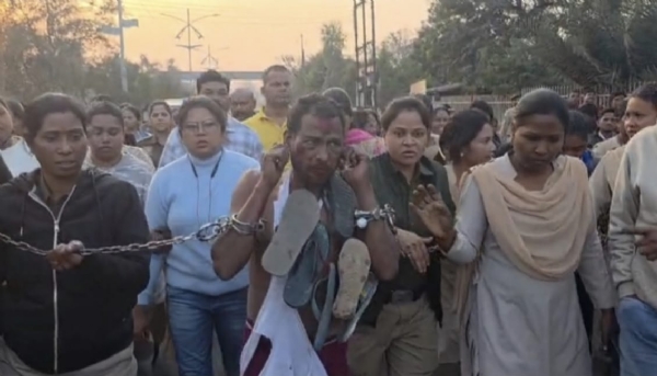 तमनार हिंसा एवं महिला पुलिस के साथ अभद्र घटना में शामिल मुख्य आरोपी गिरफ्तार, जूते-चप्पलों की माला पहनाकर सिग्नल चौक से चक्रधर नगर थाने तक निकाला गया जुलूस