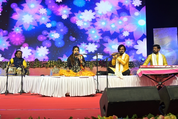 द्वितीय प्रस्तुति हरप्रीत कौर व टीम वाराणसी का छाया चित्र