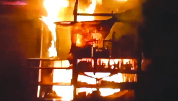 दुकानों में लगी आग दुकानों में लगी आग