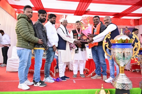 कार्यक्रम का उद्धाटन करते आदित्य साहू , अमर बाउरी सहित अन्य कार्यक्रम का उद्धाटन करते आदित्य साहू , अमर बाउरी सहित अन्य