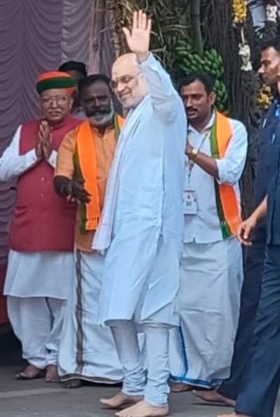 अमित शाह, एस.पी. वेलुमणि, तमिलनाडु भाजपा चुनाव प्रभारी पियूष गोयल और अन्य लोग चर्चा में हिस्सा ले रहे थे।