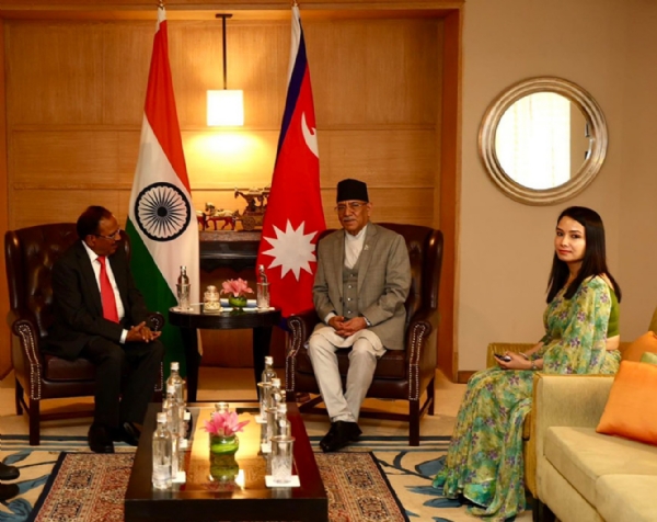 नेपाल के पूर्व प्रधानमंत्री प्रचण्ड और भारत के एनएसए अजीत डोभाल की फाइल फोटो