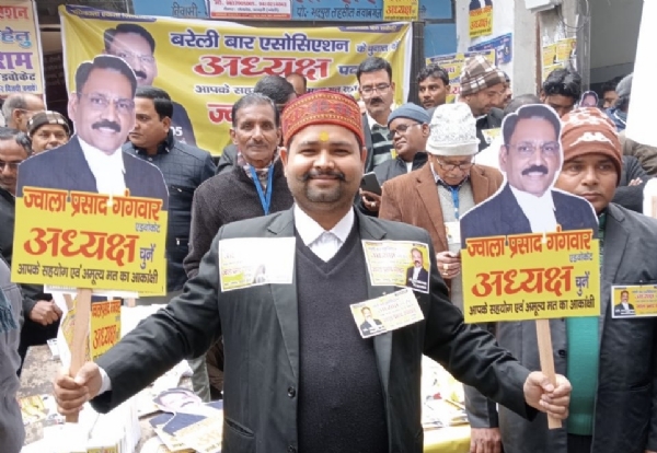 बरेली बार एसोसिएशन चुनाव के दौरान बार भवन सभागार में मतदान करते अधिवक्ता, कड़ी सुरक्षा व्यवस्था के बीच शांतिपूर्वक चलती मतदान प्रक्रिया।