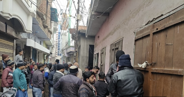 बरेली नगर निगम की टीम बकाया संपत्ति कर की वसूली के तहत संपत्तियों को सील करते हुए।