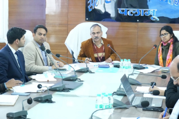 बैठक करते संयुक्त सचिव