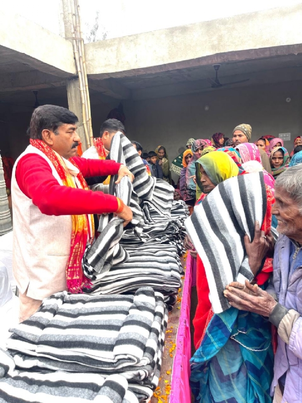 कम्बल वितरण करते जिला पंचायत अध्यक्ष प्रतिनिधि