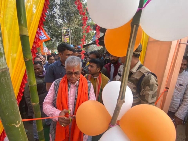 हाईमास्ट लाइट ओपनिंग करते दिलीप घोष