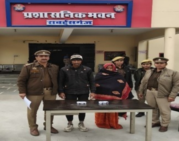 गिरफ्तार तस्कर मां बेटे के साथ पुलिस