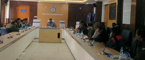 बैठक करते डीएम