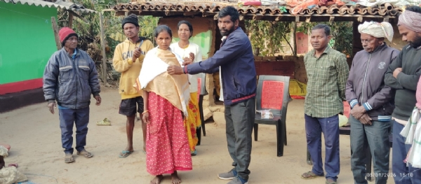 सरना धर्म में लौटे परिवार का पारंपरिक रीति से स्वागत सरना धर्म में लौटे परिवार का पारंपरिक रीति से स्वागत