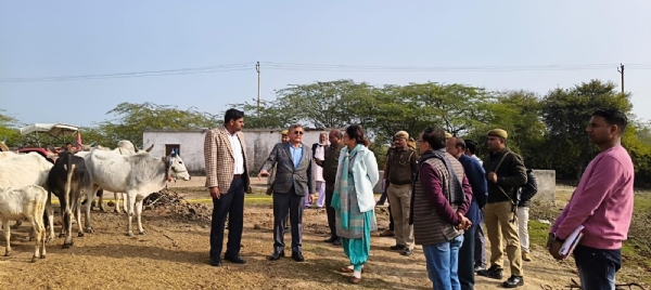 अधिकारियों को निर्देश देतीं डीएम