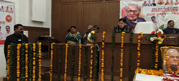 नगर निगम सभागार में भाजपा मुरादाबाद महानगर द्वारा आयोजित अटल स्मृति सम्मेलन में बोलते उप्र पिछडा वर्ग आयोग के उपाध्यक्ष सूर्य प्रकाश पाल।