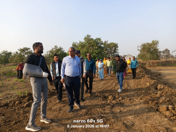 ग्रामीणों के साथ निरीक्षण करते हुए कलेक्टर अबिनाश मिश्रा।