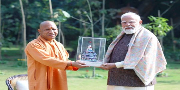 उत्तर प्रदेश के मुख्यमंत्री योगी आदित्यनाथ सोमवार को प्रधानमंत्री नरेन्द्र मोदी से मुलाकात करते हुए