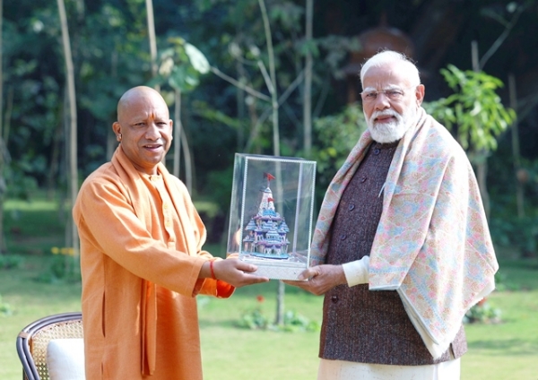 उत्तर प्रदेश के मुख्यमंत्री योगी आदित्यनाथ सोमवार को प्रधानमंत्री नरेन्द्र मोदी से मुलाकात करते हुए