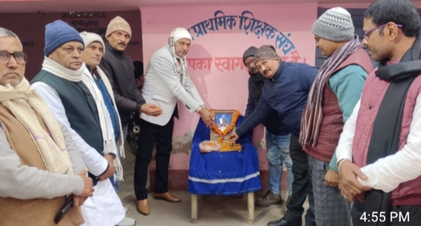 श्रद्धांजलि देते शिक्षक नेतागण