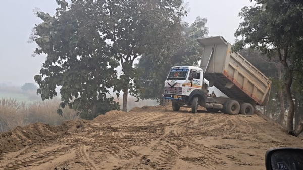 बक्सर कोईलवर तटबंध पर हो रहा निर्माण